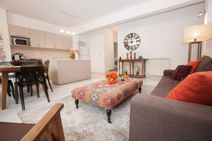 Molcho in Jerusalem with 2 Bedrooms and 1 Bathrooms
