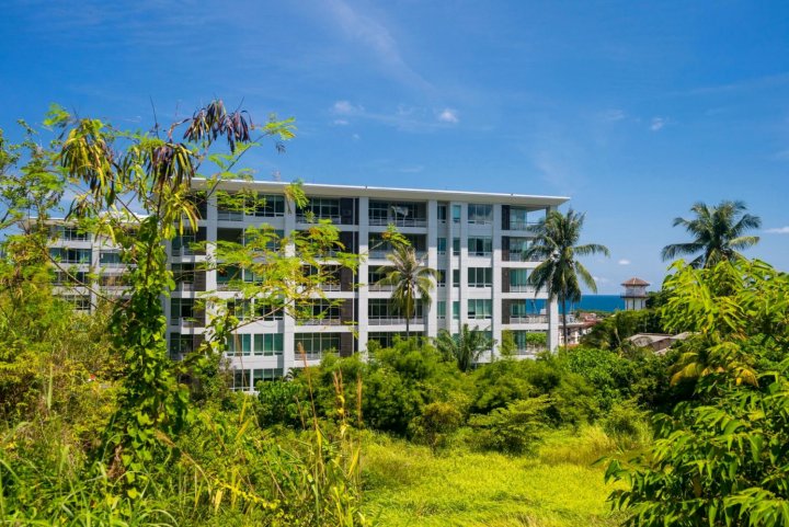 KH2605 - Sea-View Penthouse in Karon, Walk to Beach, Restaurants, Bars, Shops