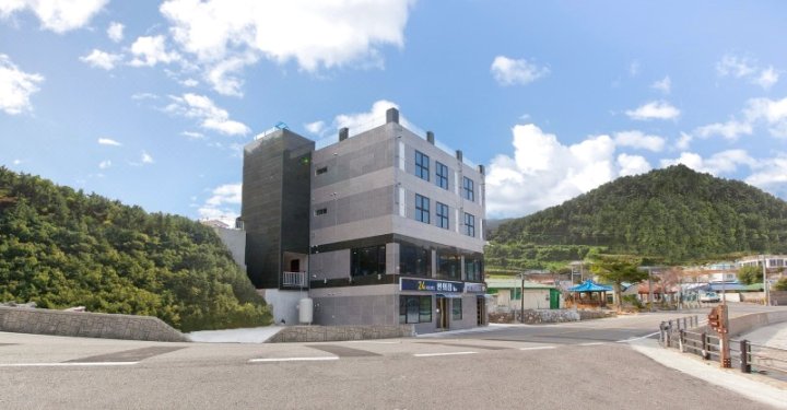 Namhae Winter Sea Bed and Breakfast