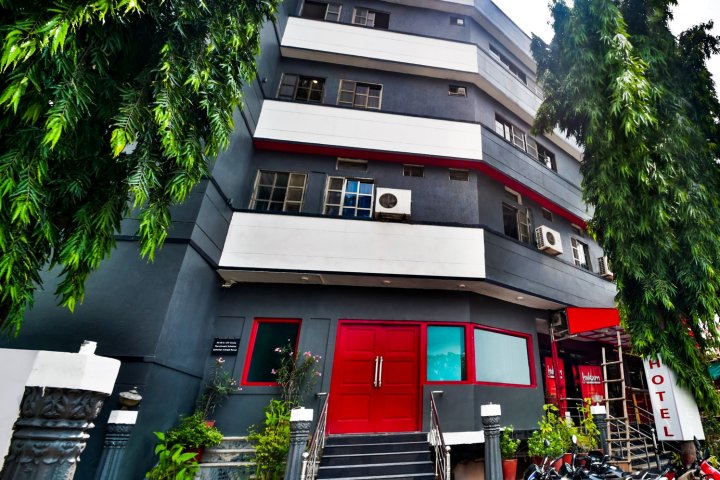 OYO Townhouse 172 Hotel Broadway