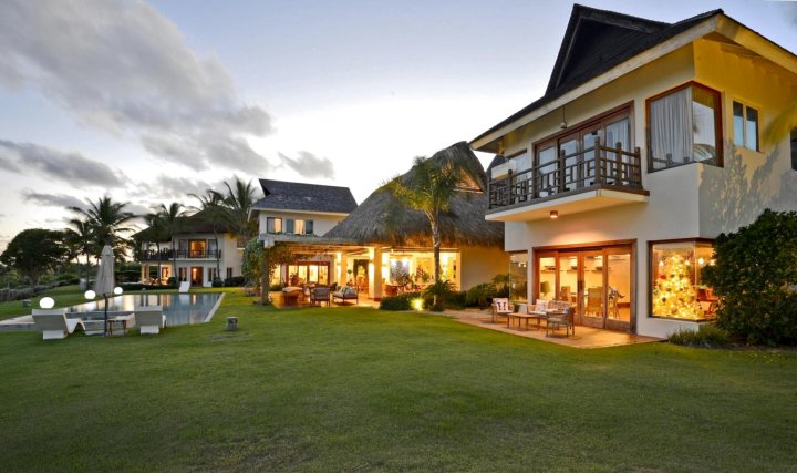 Ocean View 5-Bedroom Fully Staffed Tropical Villa
