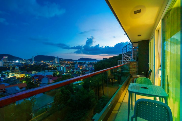 ET703 - Patong Sea View Apartment in a Quiet Area