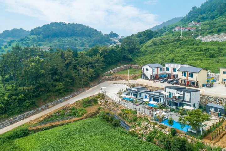 南海郡海景和视野泳池别墅养老金(Namhae Sea and View Pool Villa Pension)