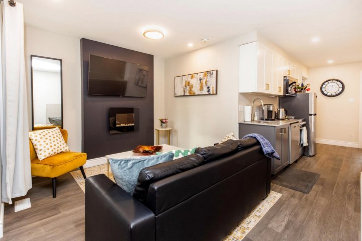 Luxury 2Br with King Bed - Steps from Byward Market!