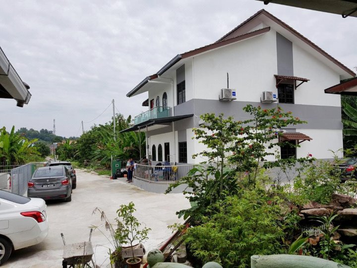 Mri民宿Sg Buloh - 带中央游泳池的一楼3卧室房屋(Mri Homestay Sg Buloh - 3 Br House on First Floor with Centralised Pool)