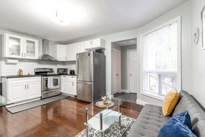 Bright and Spacious - 3Br Apt with Netflix - Near High Park!