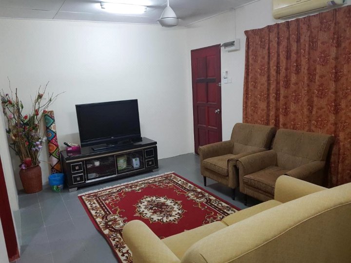 Mri Homestay Sg Buloh - 2 Br House with Centralised Private Pool