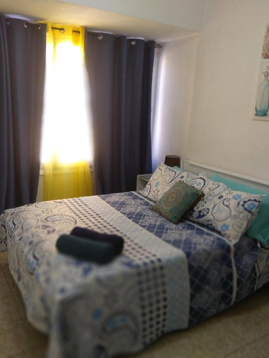 Deluxe 3 Bedroom Apartment, Balcony, 15 Minutes Walk to City and Beach Sys2