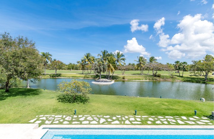 Villa for Rent in Bavaro (Cocotal) – with Jacuzzi, Pool, Lake and Golf Course