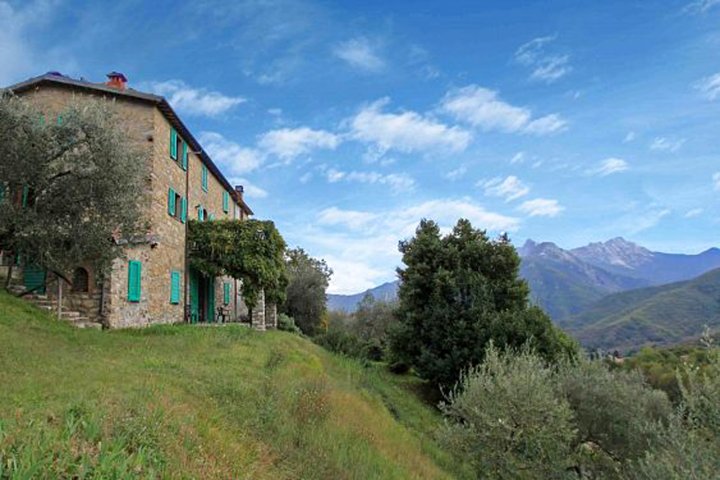 Detached 5 Bedroom Villa with Pool in Lunigiana in Northern Tuscany