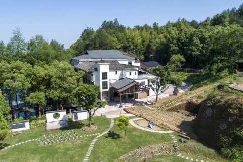 兰溪卧龙湖畔山居