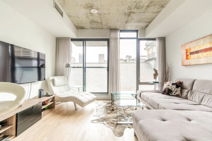 Newly Renovated - Luxury 1Br Loft with Netflix - Prime King West!