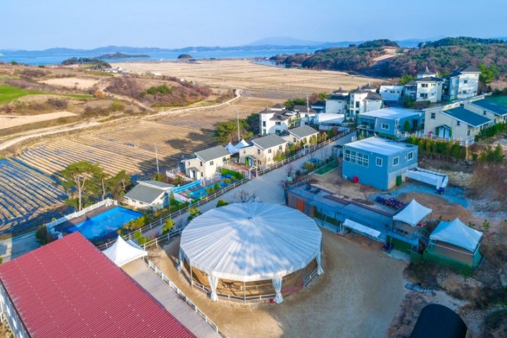 Taean (Anmyeondo) Gayo Pension (Indoor Heated Swimming Pool)