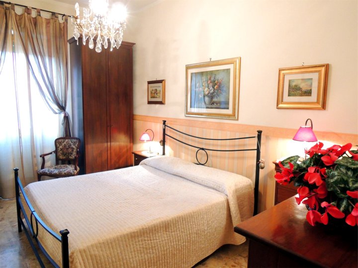 Central Rome, Apartment up to 5 People. Air-Conditioned. Metro and Bus