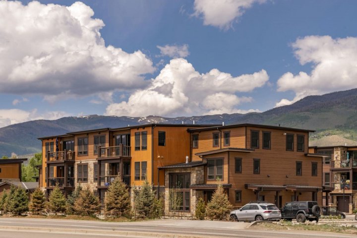 Stunning Mountain Views - 2Br Townhouse - Fireplace!