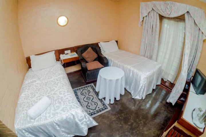 Ndeke Hotel - Budget Twin Room