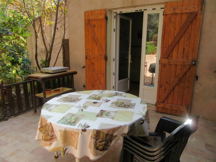 Le Cigalon Studio for Family of 2 to 3 People in Pine Forest with Swimming Pool