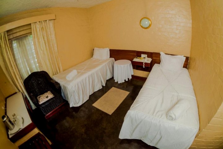 Ndeke Hotel - Standard Twin Room