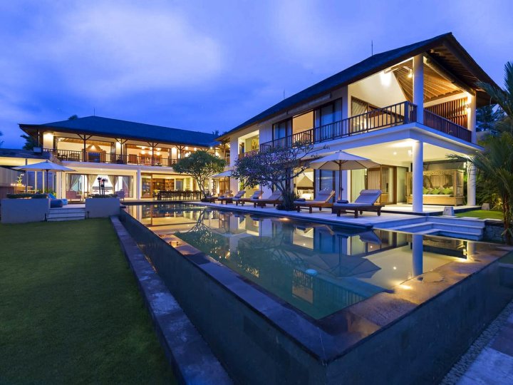 Luxury Pearl Villa Next to Beach with Pool