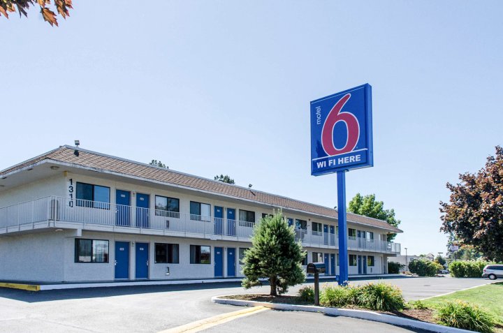 Motel 6 Centralia, WA