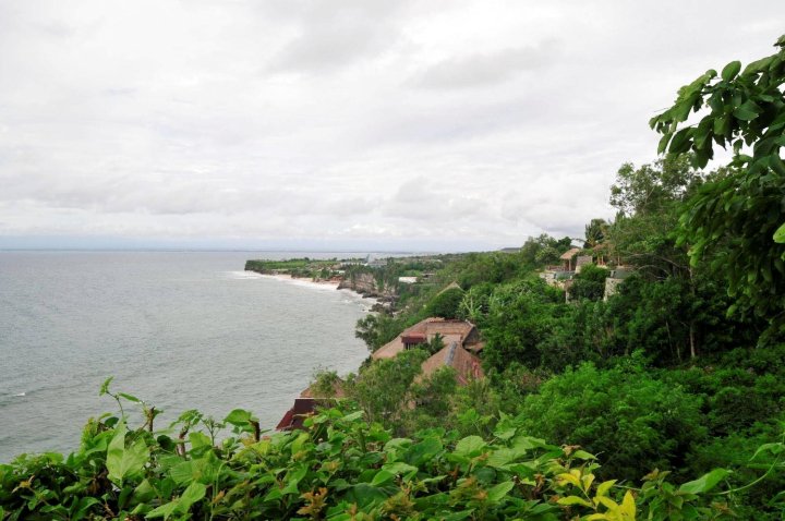 巴厘宾金海滩苏亚拉奥巴克小屋假日公园(Suara Ombak Cottages Bingin Beach Bali)