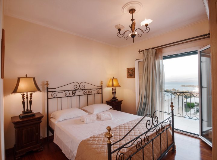 Luxury Villa Ellania in Uphill with Seaview