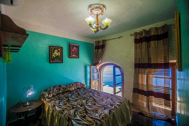 B&b in Malecon Street - E Room 2, Comfy Bedroom with Beautiful View of the Sea