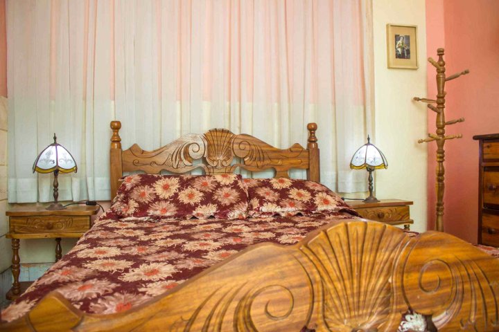 Colonial House Paneque y Norma - Room 1, Comfy Bedroom at Havana's Heart
