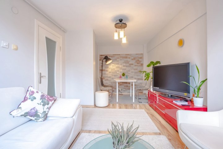 Colorful and Central Flat with Balcony in Kadikoy