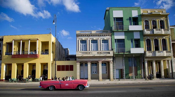 B&b in Malecon Street - E Room 1, Perfect Room with a Beautiful View of the Sea