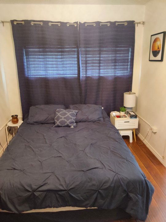 Comfortable Bachelor Suite Steps from Downtown