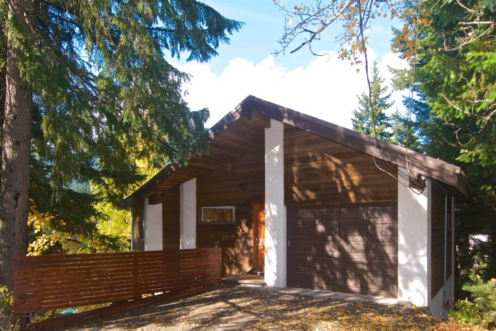 Lakefront Chalet with Private Dock