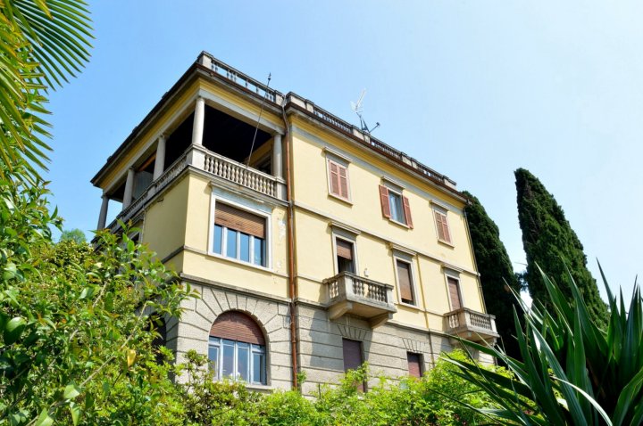 Giardino Nel Cielo Beautiful Apartment with Lake View in Suna
