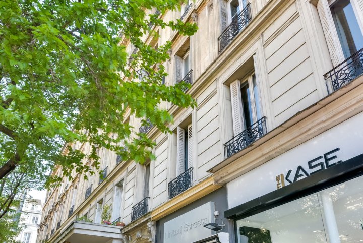 Lescot in Paris with 3 Bedrooms and 1 Bathrooms