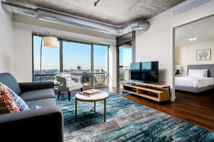 Chicago | Luxurious 1Bd/1BA Plus Den South Loop Apartment