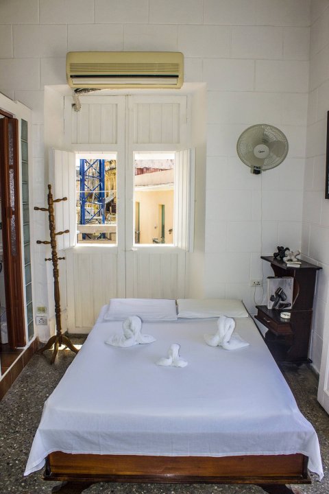 Don Pancho, a Comfy Bedroom with a Beautiful View to Old Square
