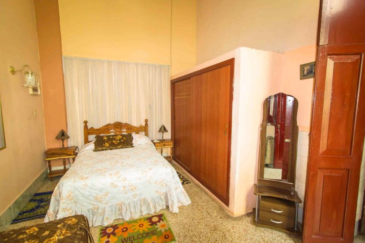Colonial House Paneque y Norma - Room 2, Cozy Bedroom at Havana's Heart