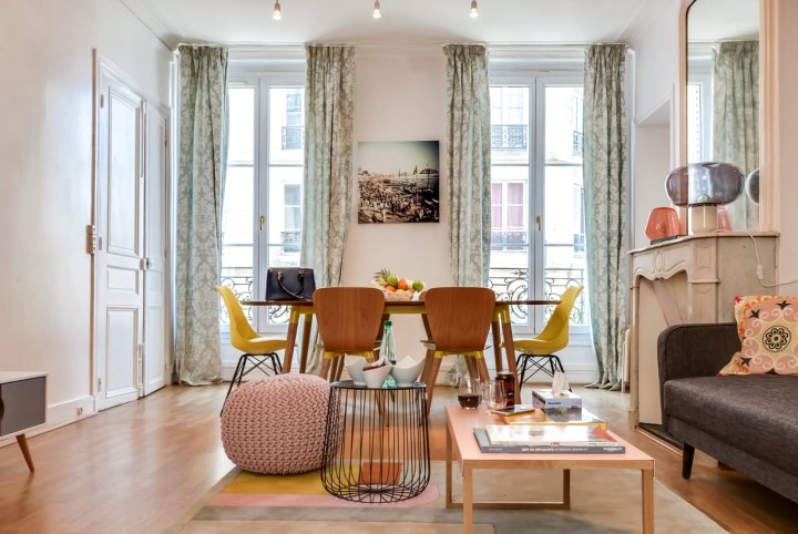 Lescot in Paris with 3 Bedrooms and 1 Bathrooms