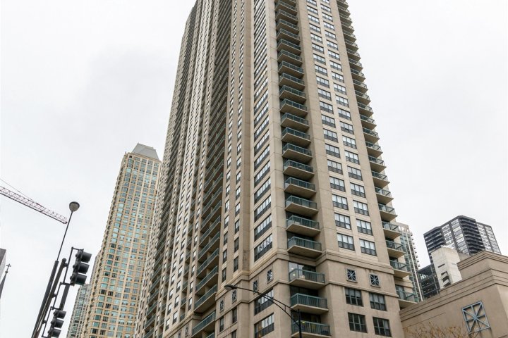 Chicago | Regal 1Bd/1BA River North Apartment
