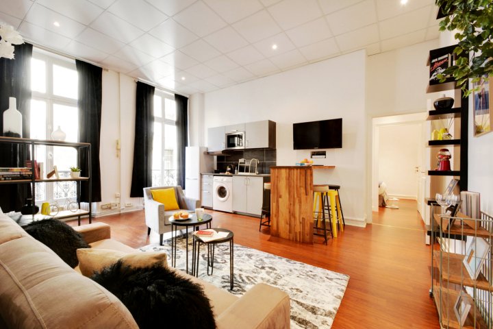 Ponthieu V in Paris with 2 Bedrooms and 1 Bathrooms