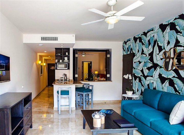 Stay in "the Heart of Cabo" 1 Bedroom Suite