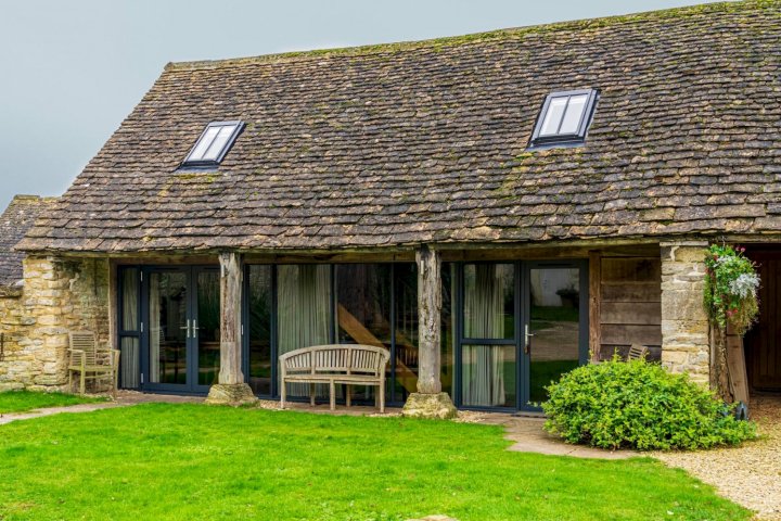 Converted Barn in the Cotswolds Countryside. Dog Friendly and Self Check in Available.