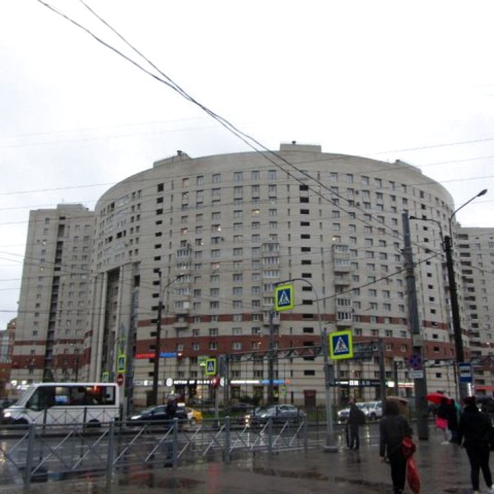 Parusa on Komendantskaya Square
