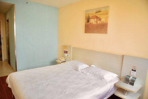 坤逸精品酒店(平凉新民路第二中学店)