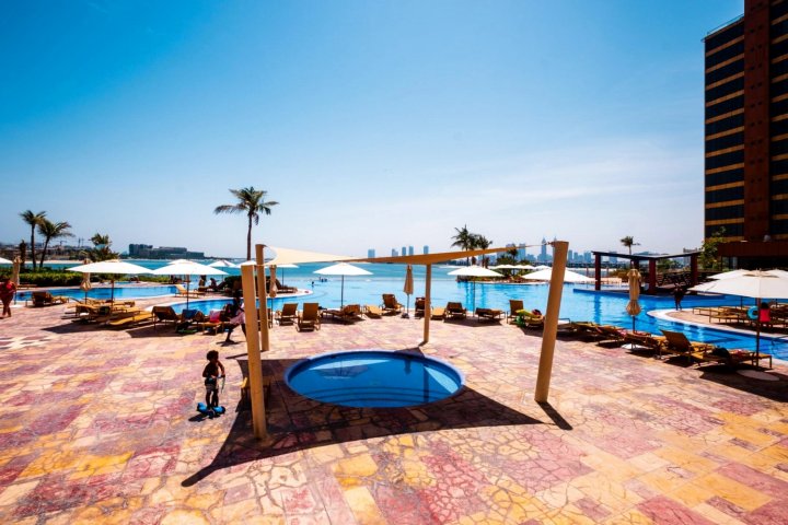 Big Bright Luxury Apt w Atlantis Sea Views on Palm Jumeirah