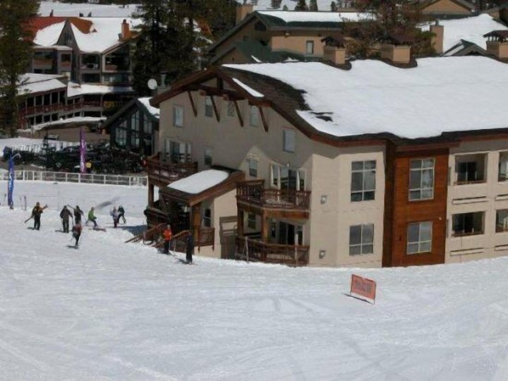 Mountain Club at Kirkwood - Ski In/Ski Out & Affordable Studio #218