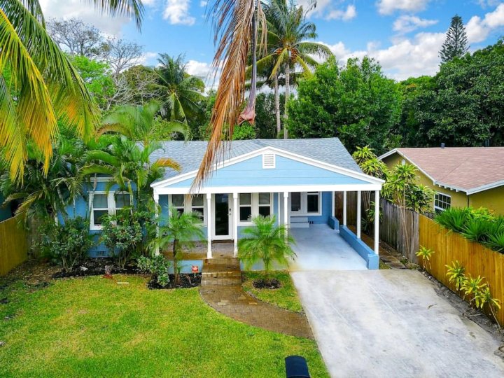 Fabulous, Modern Bungalow 2 Bed / 2 Bath 5 Minutes from Wilton Manors