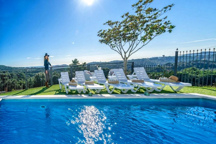 Villa Palm Beach Lux, Large Swimming Pool and Views, Acommodates 14 People