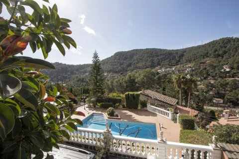 Catalunya Casas: Mountain Villa in Torrelles with Pool, 25 km from Barcelona!