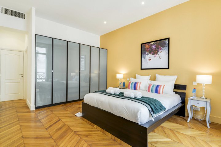 Glamorous 3 Bedroom Apartment in Champs-Elysees